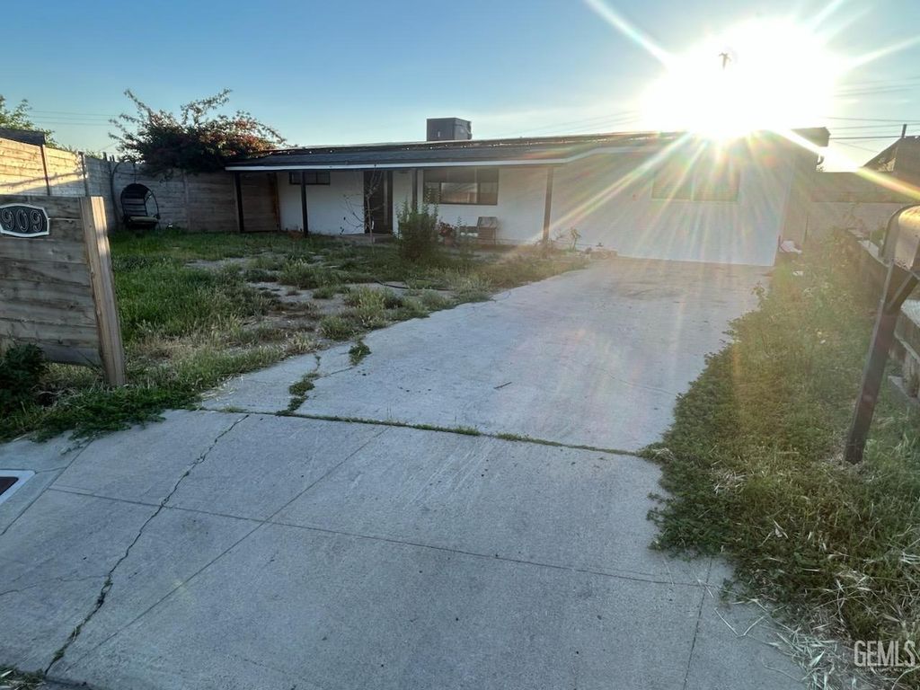 Photo of 909 Oberlin Court, Bakersfield, CA 93305 (MLS # 202602846)