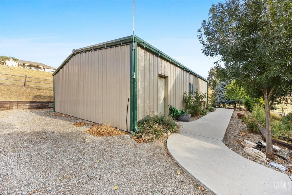 Photo of 23740 Lakeview Drive, Tehachapi, CA 93561 (MLS # 202510259)