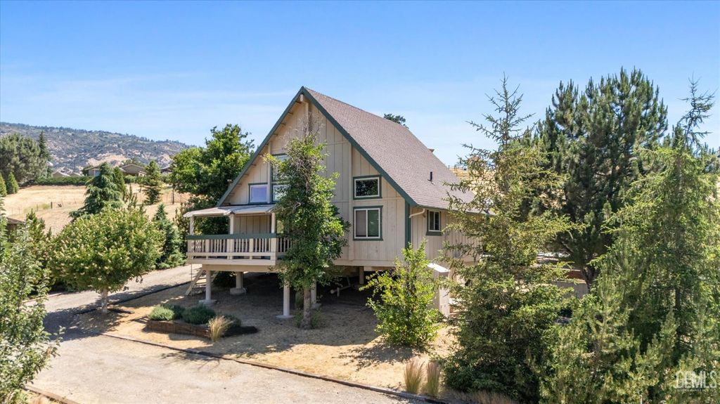 Photo of 23740 Lakeview Drive, Tehachapi, CA 93561 (MLS # 202510259)