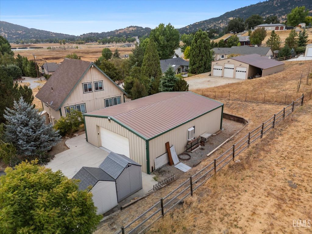 Photo of 23740 Lakeview Drive, Tehachapi, CA 93561 (MLS # 202510259)