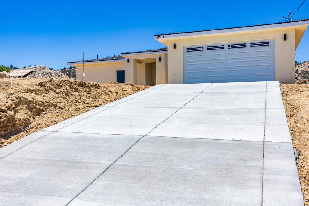 Photo of 22013 McCarthy Drive, Tehachapi, CA 93561 (MLS # 202607435)