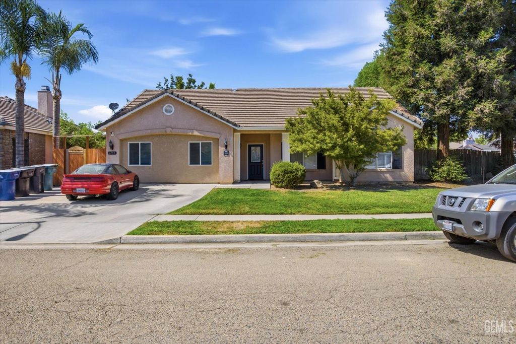 Photo of 1158 Chardonnay Court, Tulare, CA 93274 (MLS # 202607882)