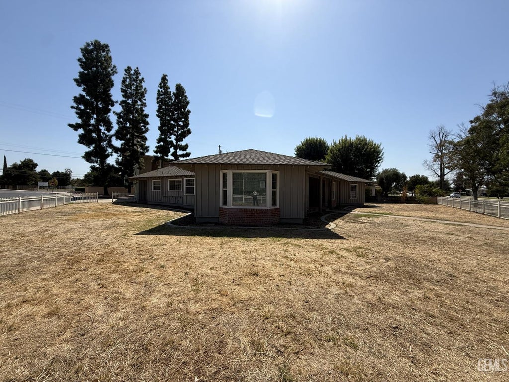 Photo of 916 Oak Avenue, Wasco, CA 93280 (MLS # 202610190)