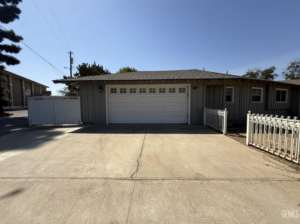 Photo of 916 Oak Avenue, Wasco, CA 93280 (MLS # 202610190)