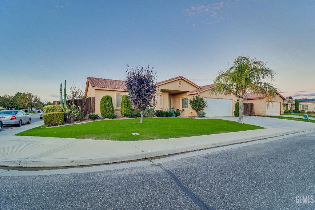 Photo of 5002 Mar Grande Drive, Bakersfield, CA 93307 (MLS # 202512973)