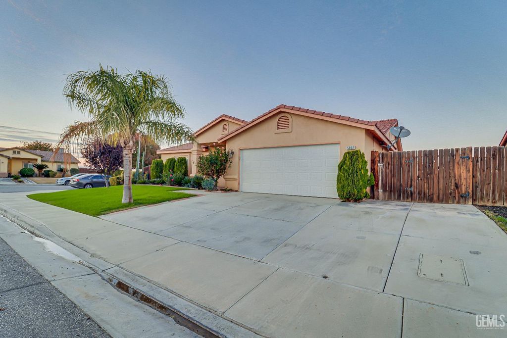 Photo of 5002 Mar Grande Drive, Bakersfield, CA 93307 (MLS # 202512973)