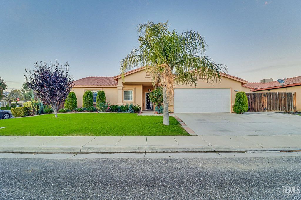 Photo of 5002 Mar Grande Drive, Bakersfield, CA 93307 (MLS # 202512973)