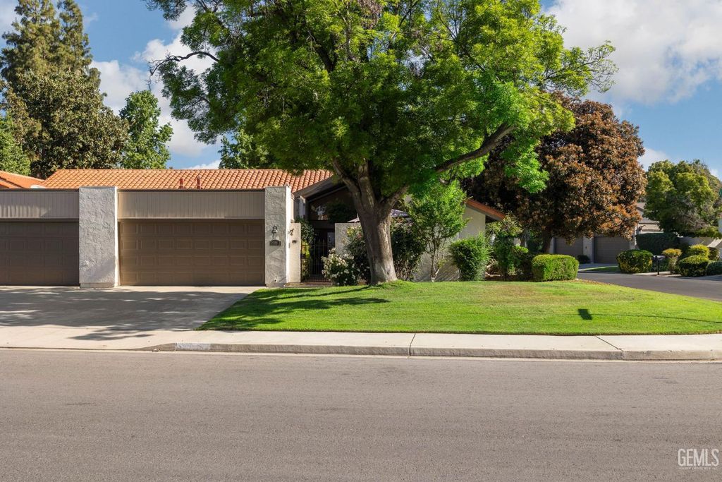 Photo of 6900 Seapines Drive #3, Bakersfield, CA 93309 (MLS # 202603962)