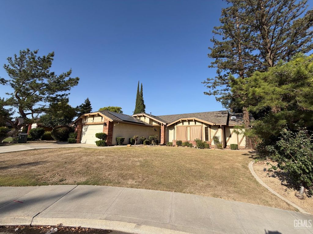 Photo of 3305 Mission Hills Court, Bakersfield, CA 93306 (MLS # 202605467)