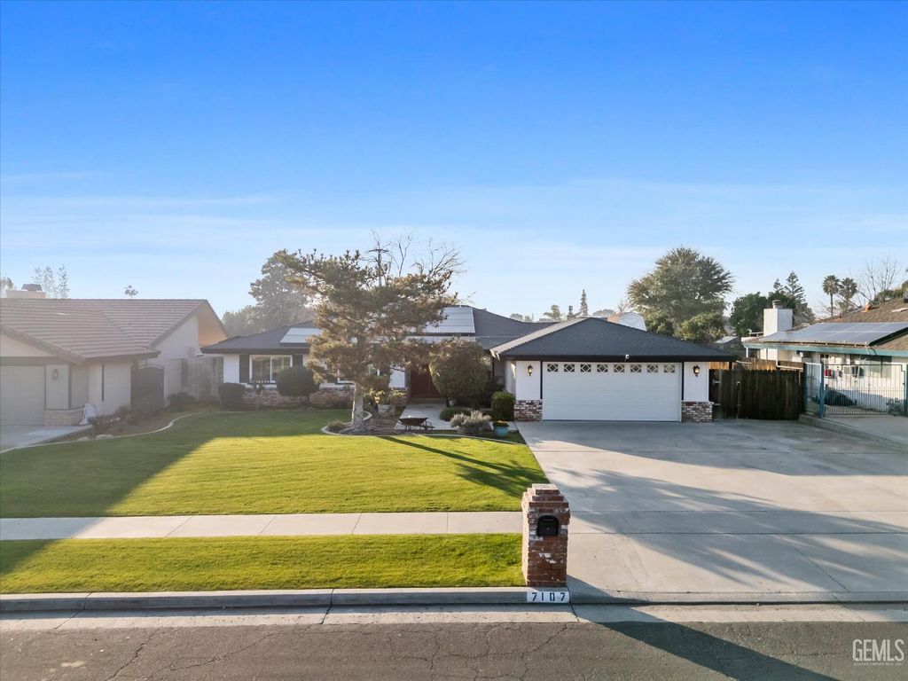 Photo of 7107 Creemore Street, Bakersfield, CA 93308 (MLS # 202600719)