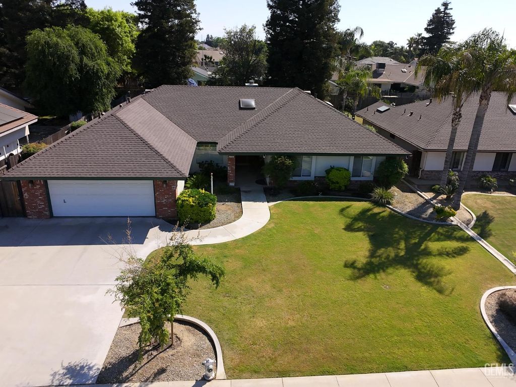 Photo of 6105 Westlake Drive, Bakersfield, CA 93308 (MLS # 202604006)