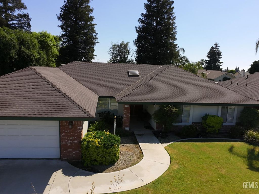 Photo of 6105 Westlake Drive, Bakersfield, CA 93308 (MLS # 202604006)