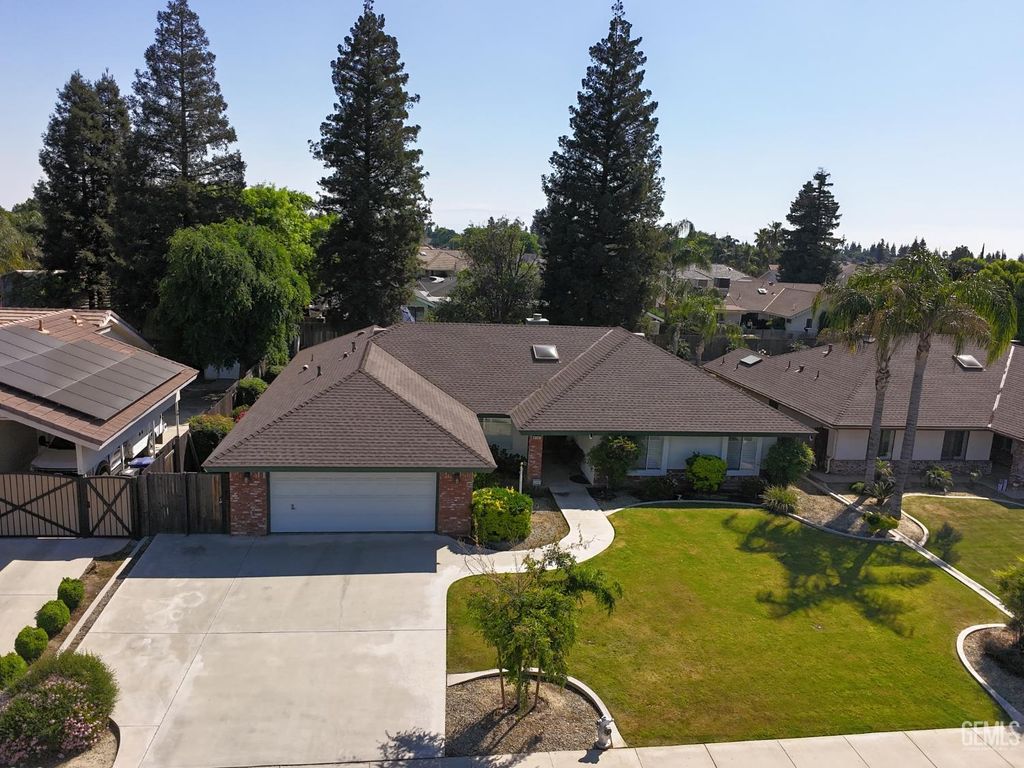 Photo of 6105 Westlake Drive, Bakersfield, CA 93308 (MLS # 202604006)