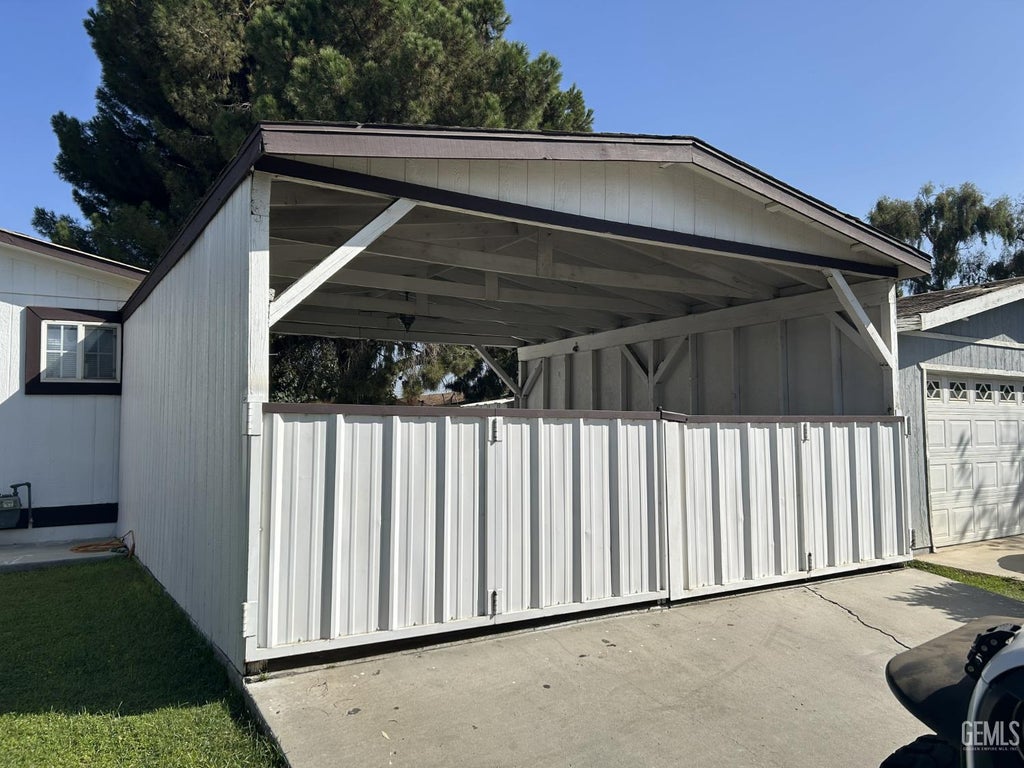 Photo of 601 Pacheco Road #18, Bakersfield, CA 93307 (MLS # 202610077)