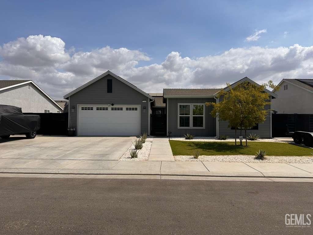 Photo of 3204 Blue Creek Lane, Shafter, CA 93263 (MLS # 202510739)