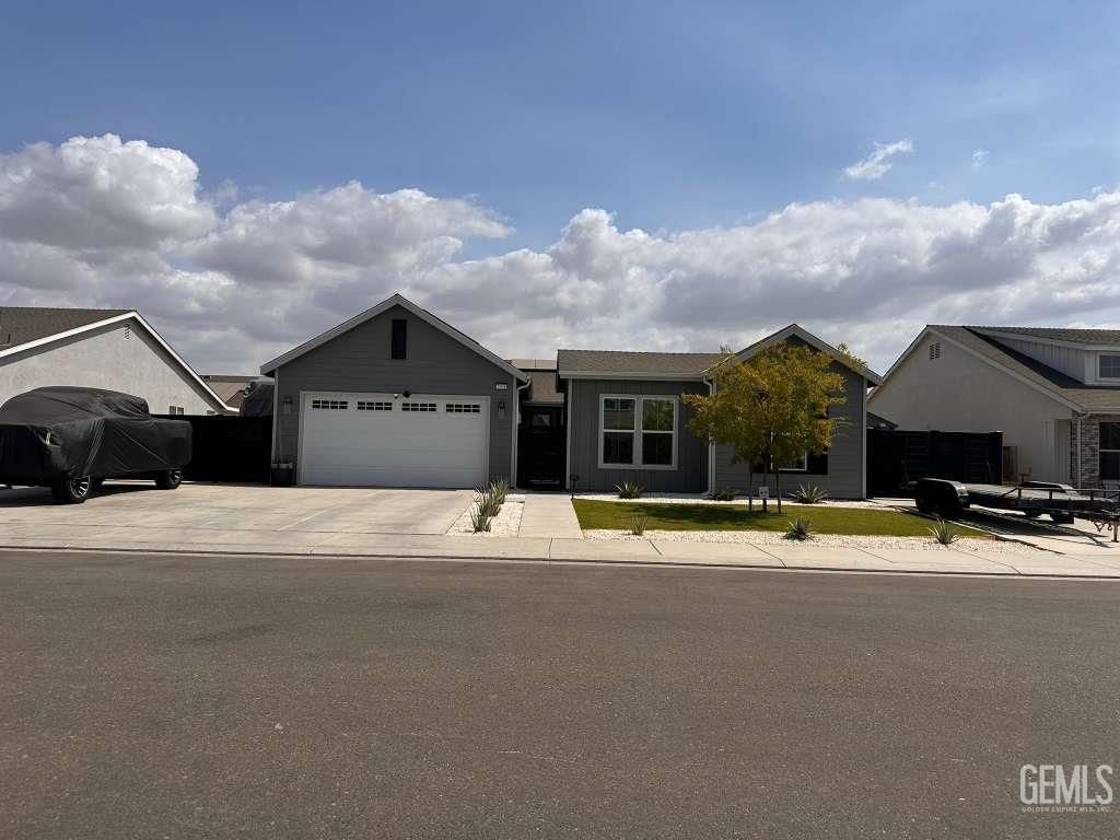 Photo of 3204 Blue Creek Lane, Shafter, CA 93263 (MLS # 202510739)