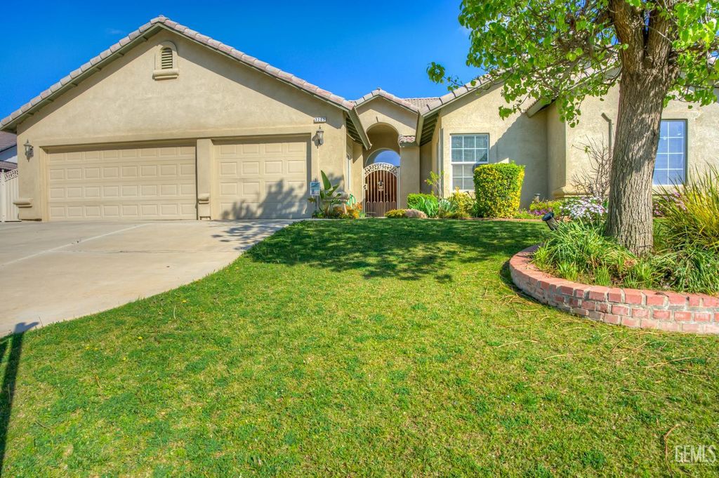 Photo of 3205 Petite Sirah Street, Bakersfield, CA 93306 (MLS # 202600984)