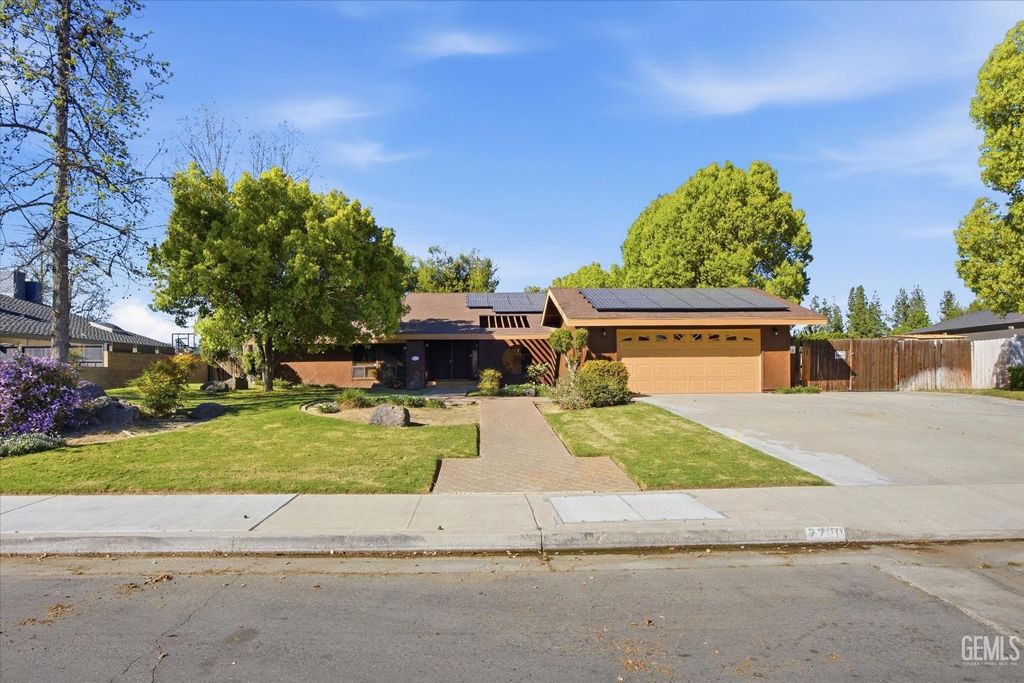 Photo of 7700 Las Cruces Avenue, Bakersfield, CA 93309 (MLS # 202602532)