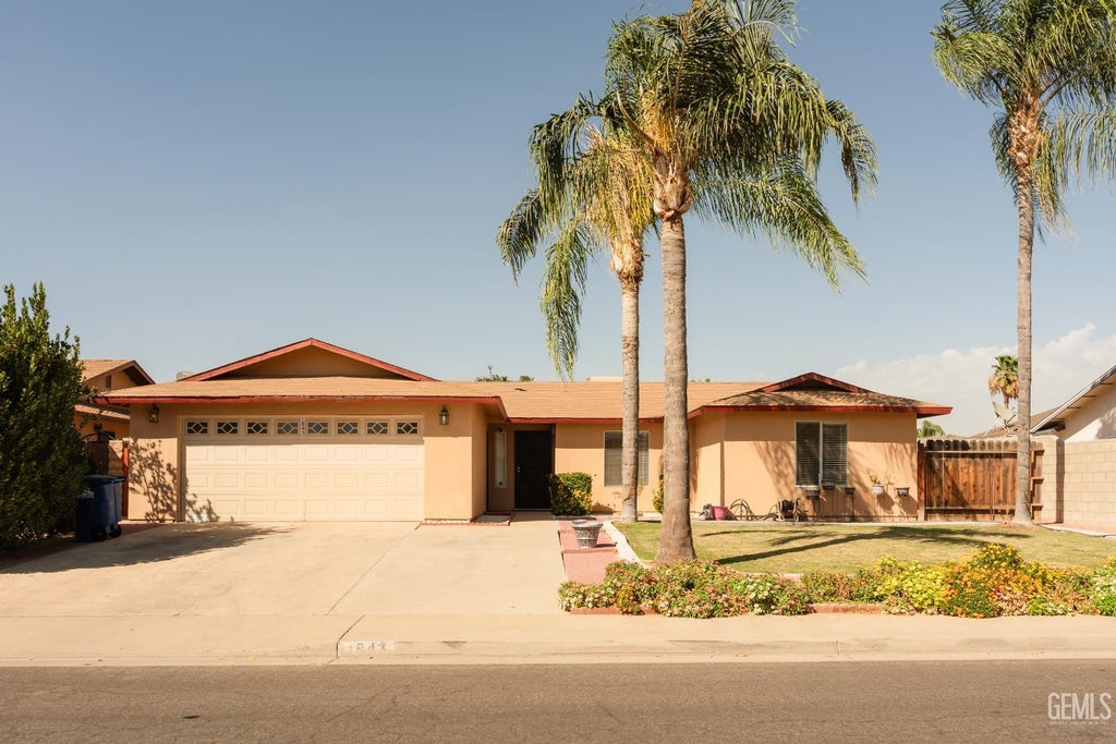 Photo of 1843 Chaparral Circle, Delano, CA 93215 (MLS # 202610441)