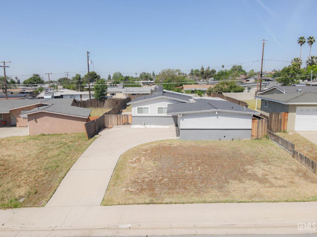 Photo of 2518 Lynwood Street, Bakersfield, CA 93306 (MLS # 202603719)
