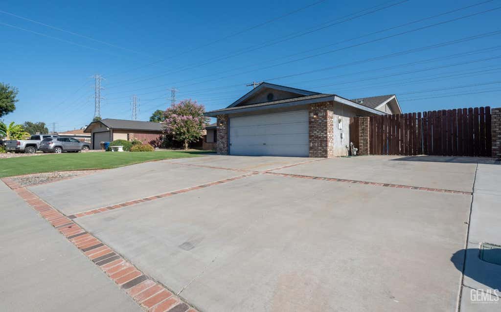 Photo of 11101 Baron Avenue, Bakersfield, CA 93312 (MLS # 202608327)