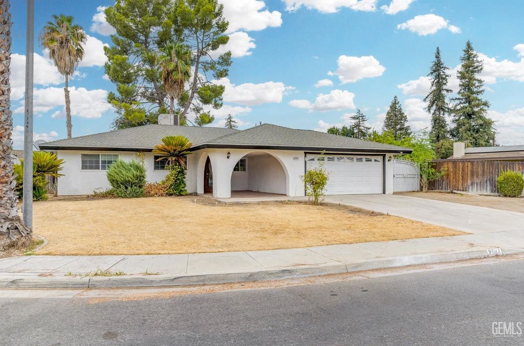 Photo of 2504 Sutton Place, Bakersfield, CA 93309 (MLS # 202510239)