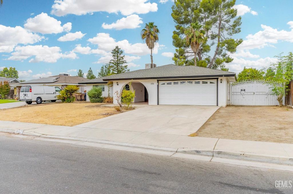 Photo of 2504 Sutton Place, Bakersfield, CA 93309 (MLS # 202510239)