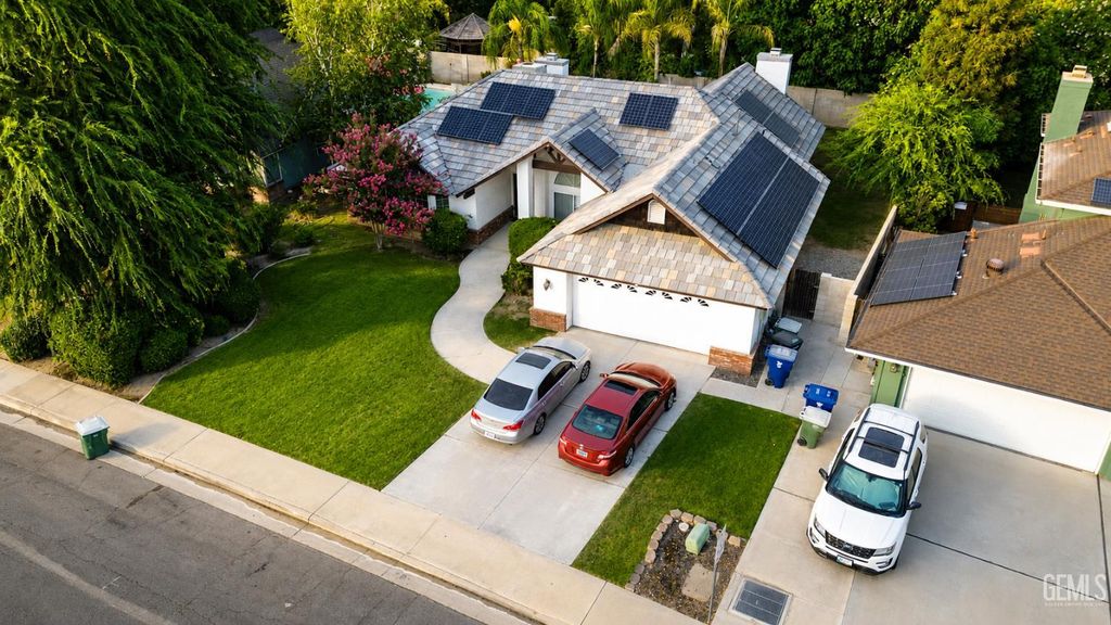 Photo of 2632 Mountain Oak Road, Bakersfield, CA 93311 (MLS # 202607714)