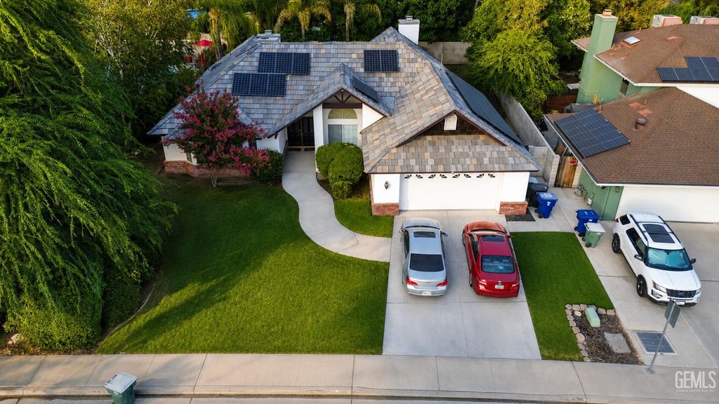 Photo of 2632 Mountain Oak Road, Bakersfield, CA 93311 (MLS # 202607714)