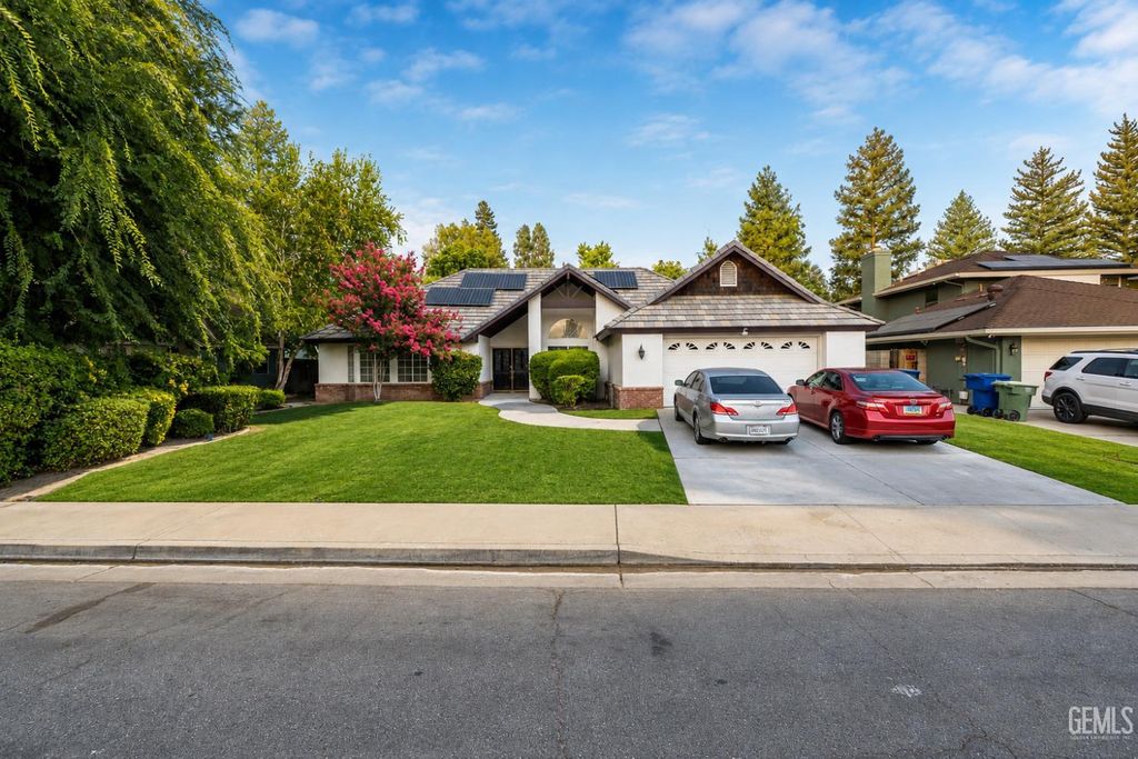 Photo of 2632 Mountain Oak Road, Bakersfield, CA 93311 (MLS # 202607714)