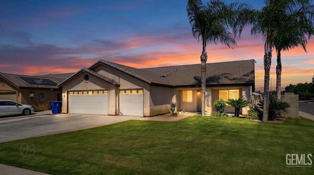 Photo of 6918 Longford Court, Bakersfield, CA 93313 (MLS # 202608116)
