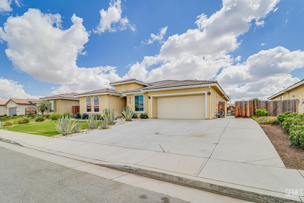 Photo of 312 Hammersmith Drive, Bakersfield, CA 93314 (MLS # 202605616)