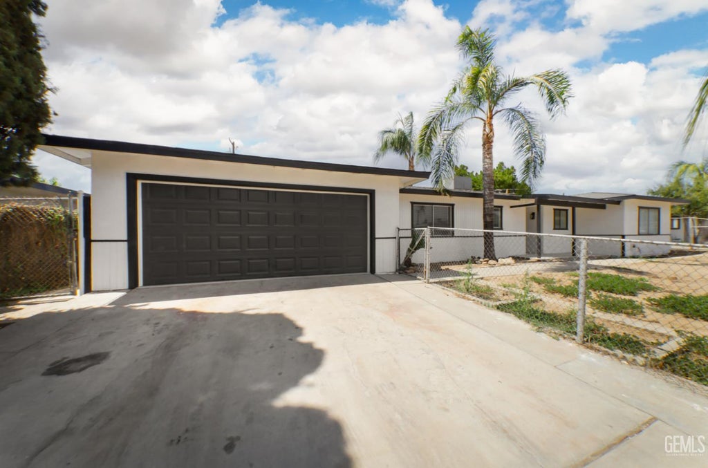 Photo of 3413 Herndon Street, Bakersfield, CA 93312 (MLS # 202609183)