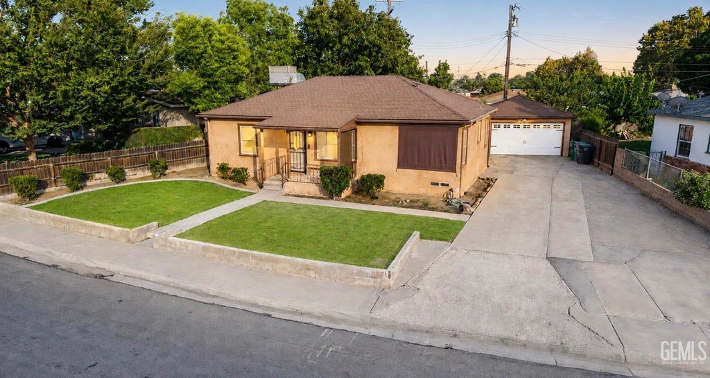 Photo of 3010 Peerless Avenue, Bakersfield, CA 93308 (MLS # 202609270)
