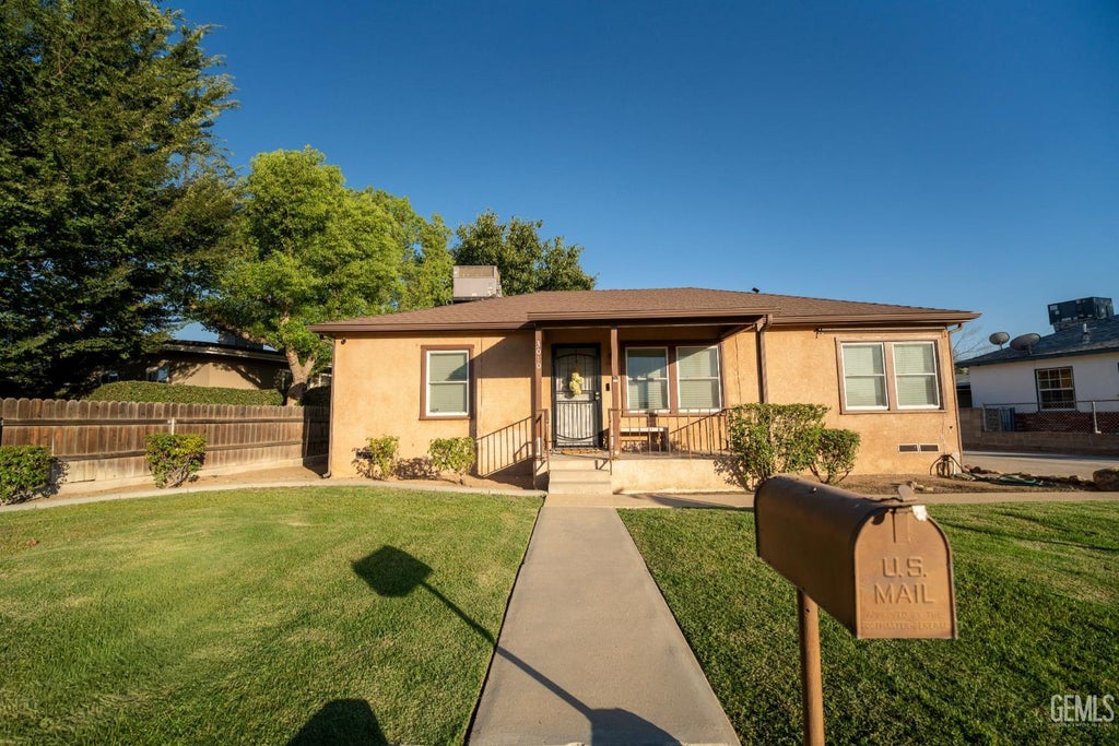 Photo of 3010 Peerless Avenue, Bakersfield, CA 93308 (MLS # 202609270)