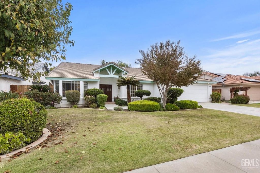 Photo of 13912 Las Entradas, Bakersfield, CA 93314 (MLS # 202513153)