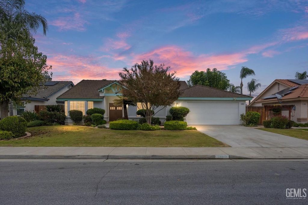 Photo of 13912 Las Entradas, Bakersfield, CA 93314 (MLS # 202513153)