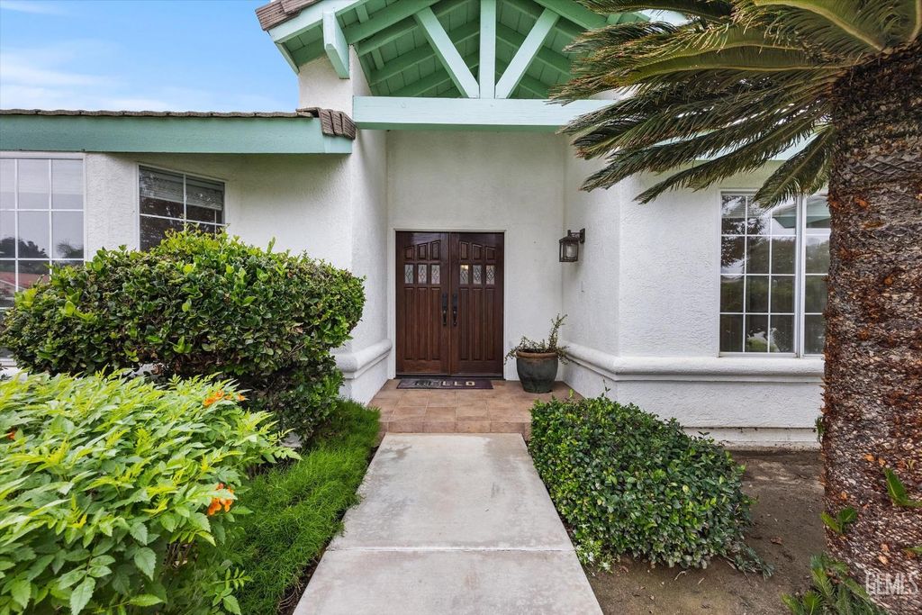 Photo of 13912 Las Entradas, Bakersfield, CA 93314 (MLS # 202513153)