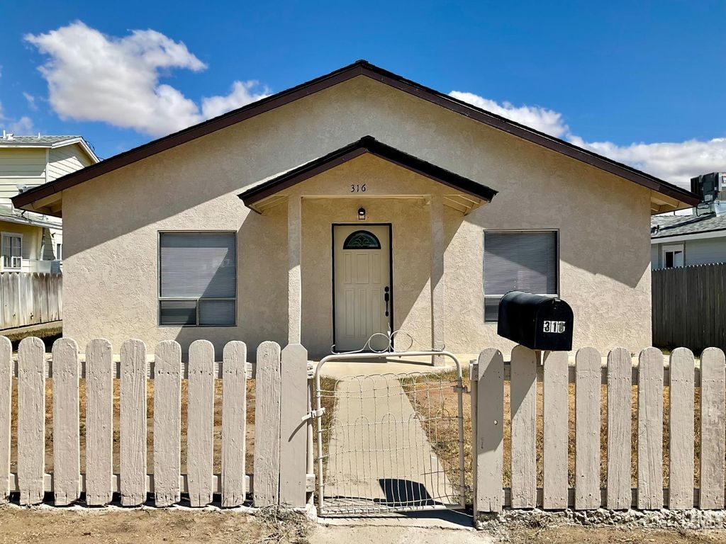 Photo of 316 Philippine Street, Taft, CA 93268 (MLS # 202605352)