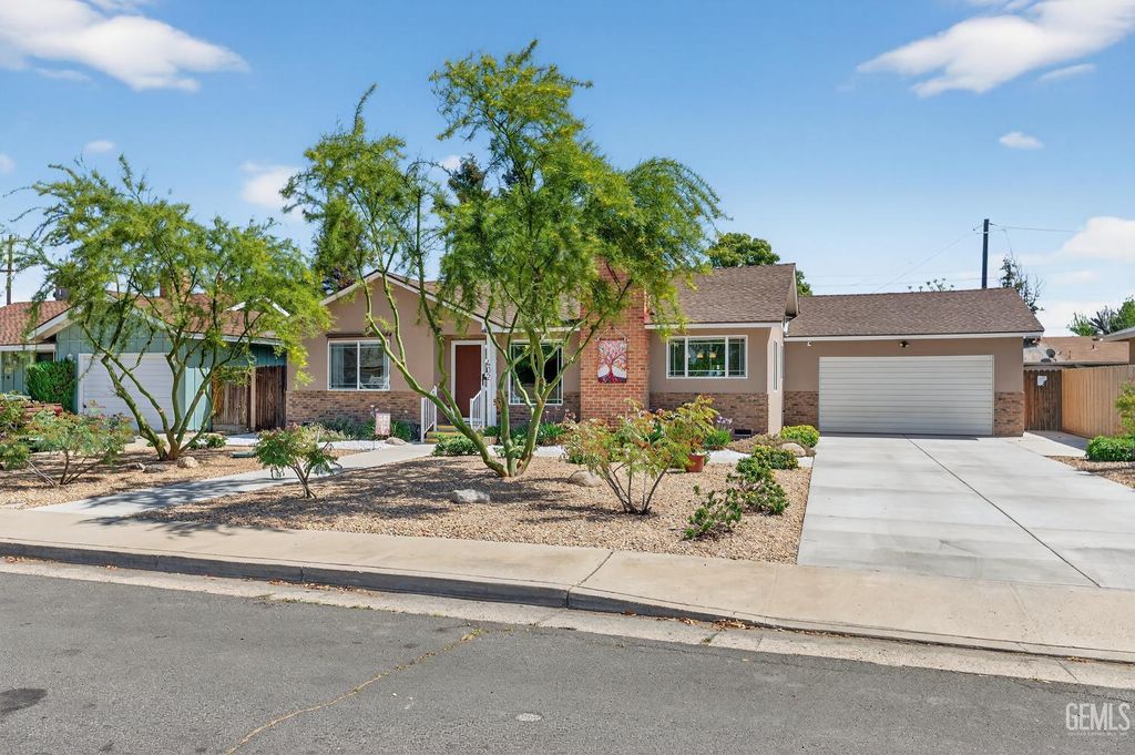 Photo of 402 Westwood Street, Bakersfield, CA 93309 (MLS # 202602851)