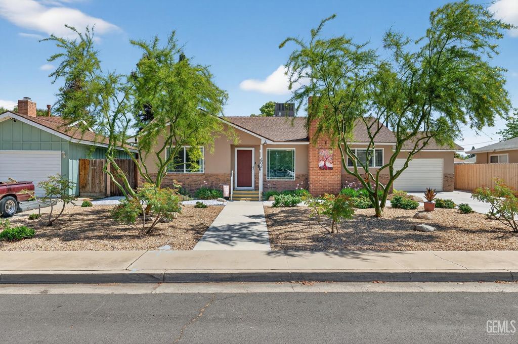 Photo of 402 Westwood Street, Bakersfield, CA 93309 (MLS # 202602851)
