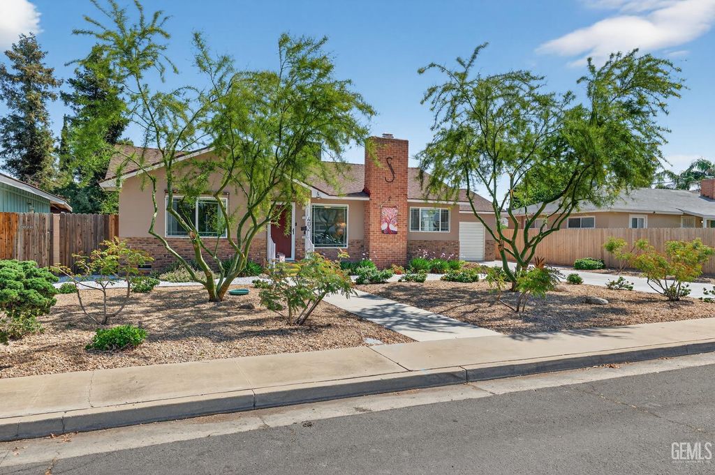 Photo of 402 Westwood Street, Bakersfield, CA 93309 (MLS # 202602851)