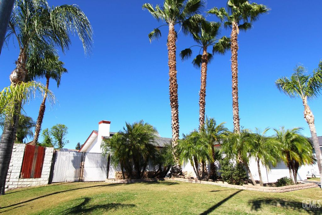 Photo of 220 Galaxy Ave, Bakersfield, CA 93308 (MLS # 202603896)