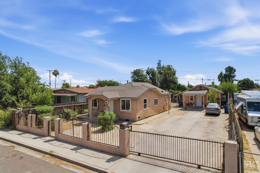 Photo of 9717 Waco Avenue, Lamont, CA 93241 (MLS # 202606970)