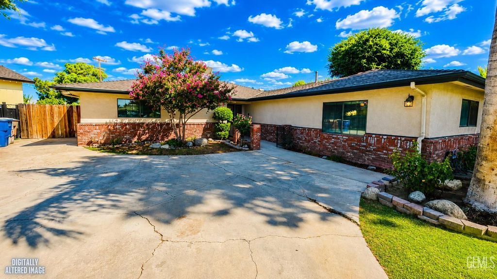 Photo of 4008 Barbara Avenue, Bakersfield, CA 93309 (MLS # 202607941)