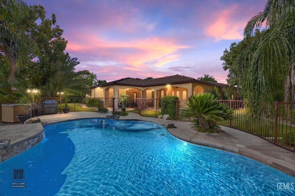 Photo of 204 Somerford Court, Bakersfield, CA 93312 (MLS # 202605676)
