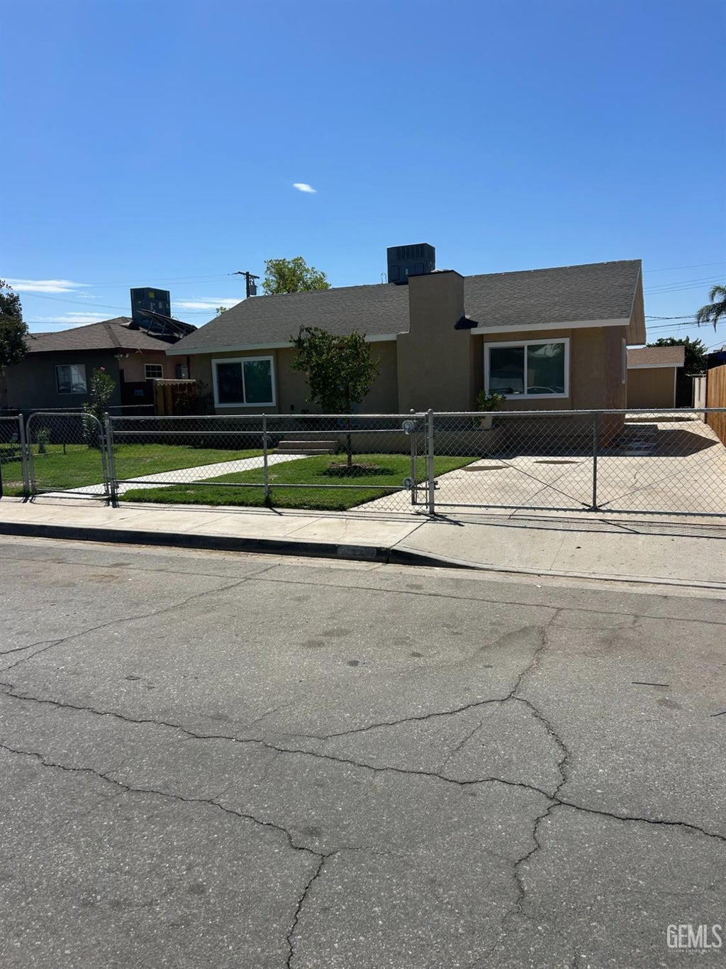 Photo of 321 Mariposa Avenue, Bakersfield, CA 93307 (MLS # 202609025)