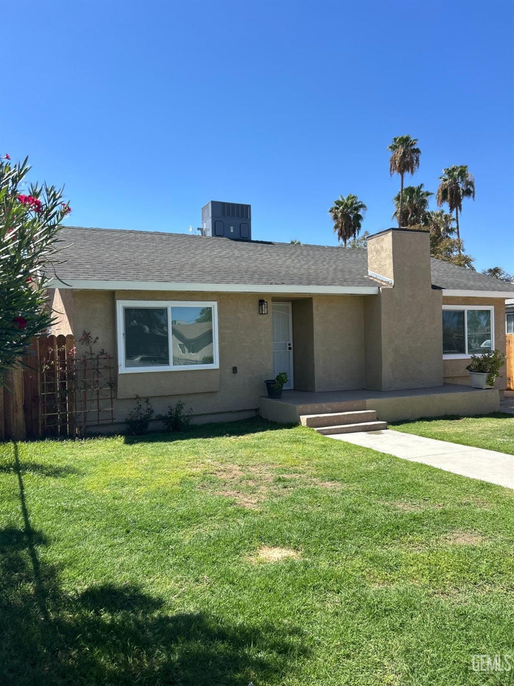 Photo of 321 Mariposa Avenue, Bakersfield, CA 93307 (MLS # 202609025)