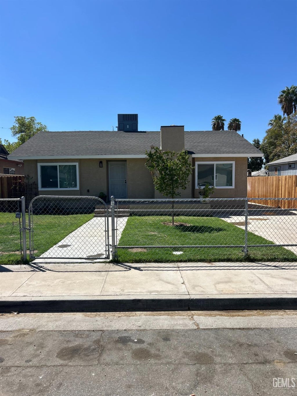 Photo of 321 Mariposa Avenue, Bakersfield, CA 93307 (MLS # 202609025)