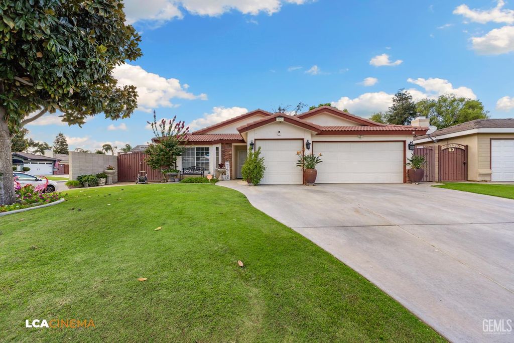 Photo of 703 Crown Pointe Drive, Bakersfield, CA 93312 (MLS # 202511412)
